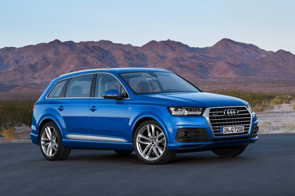 2017-Audi-Q7-fornt-three-quarter-03